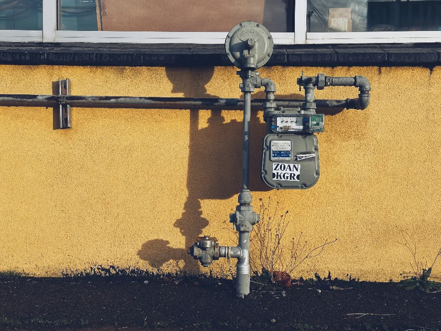 Gas metering and pressure control skid