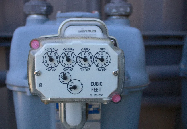 Gas metering instrument on a distribution skid